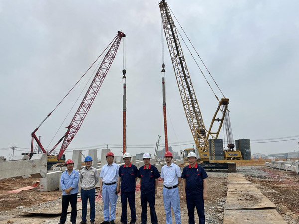 銅基新材料項(xiàng)目電解主廠房首根預(yù)制立柱順利吊裝