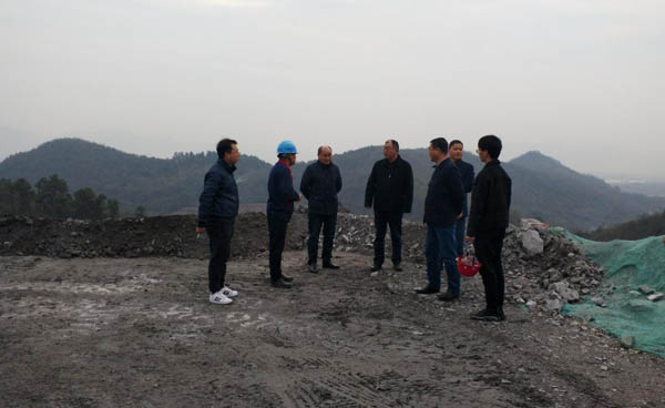 集團(tuán)公司黨委副書記、總經(jīng)理龔華東到矸石項(xiàng)目部視察 